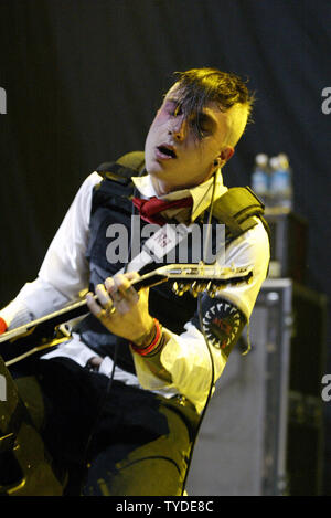 Frank Lero avec My Chemical Romance se produit en concert à la Convocation Center à Coral Gables, en Floride, le 15 avril 2005. (Photo d'UPI/Michael Bush) Banque D'Images