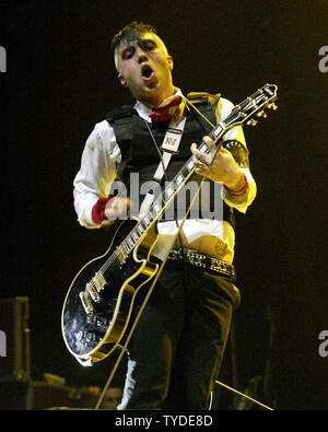 Frank Lero avec My Chemical Romance se produit en concert à la Convocation Center à Coral Gables, en Floride, le 15 avril 2005. (Photo d'UPI/Michael Bush) Banque D'Images