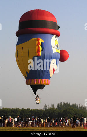 Une montgolfière pilotée par Kenny d'Orlando Shumate flotte au-dessus des spectateurs qui se sont rendus aux la 22e course à Tamiami aéroport près de Miami, Floride le 23 avril 2005. (Photo d'UPI/Marino-Bill Joe Cantrell) Banque D'Images