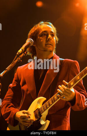 Daron Malakian de System of a down se produit en concert, à l'Office Depot Center, dans la région de Sunrise, en Floride, le 17 août 2005. (Photo d'UPI/Michael Bush) Banque D'Images