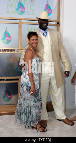 Shaquille O'Neal et épouse arrivent pour le MTV Video Music Awards 2005 qui a eu lieu à l'American Airlines Arena de Miami, Floride, le 28 août 2005. (Photo d'UPI/Michael Bush) Banque D'Images