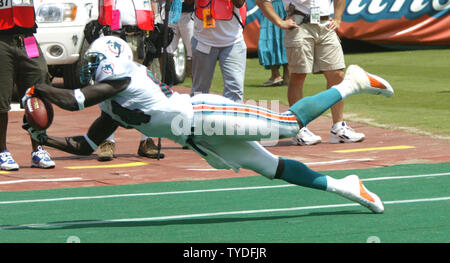 Le receveur des Dolphins de Miami Chris Chambers (84) tire dans une passe contre les Broncos de Denver le 11 septembre 2005 à Dolphins Stadium à Miami, FL. Les Dauphins de Miami battre les Denver Broncos 35-10. (Photo d'UPI/Susan Knowles) Banque D'Images