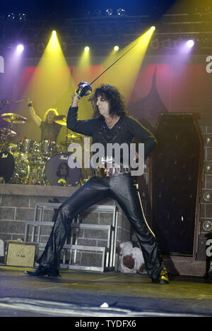 Alice Cooper se produit en concert, au Seminole Hard Rock Hotel and Casino, à Hollywod, en Floride, le 27 septembre 2005. (Photo d'UPI/Michael Bush) Banque D'Images