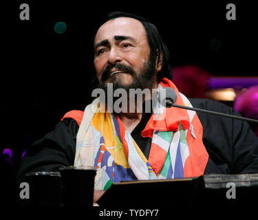 Luciano Pavarotti se produit en concert au cours de sa célébration d'adieu à l'échelle mondiale, à l'Excursion Bank Atlantic Center, à Sunrise, en Floride, le 1 octobre 2005. (Photo d'UPI/Michael Bush) Banque D'Images