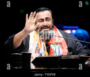 Luciano Pavarotti se produit en concert au cours de sa célébration d'adieu à l'échelle mondiale, à l'Excursion Bank Atlantic Center, à Sunrise, en Floride, le 1 octobre 2005. (Photo d'UPI/Michael Bush) Banque D'Images