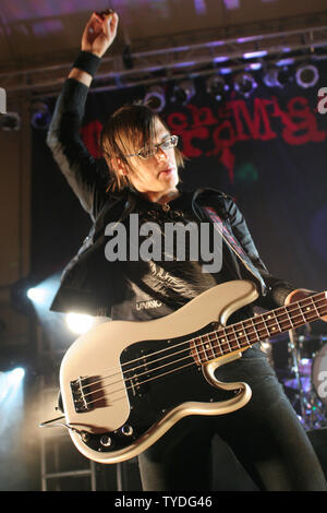 Mikey Way de My Chemical Romance se produit en concert à club Revolution, à Fort Lauderdale, en Floride, le 10 octobre 2005. (Photo d'UPI/Michael Bush) Banque D'Images