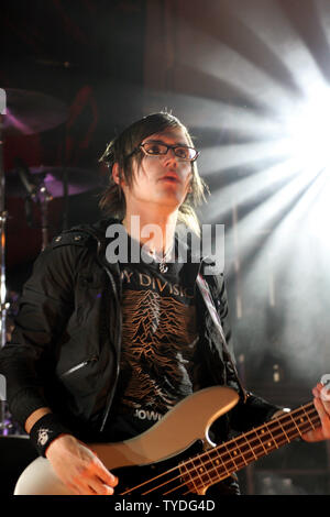 Mikey Way de My Chemical Romance se produit en concert à club Revolution, à Fort Lauderdale, en Floride, le 10 octobre 2005. (Photo d'UPI/Michael Bush) Banque D'Images