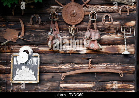 Outils rouillés et quincailleries accroché sur un vieux mur de la grange en bois Banque D'Images