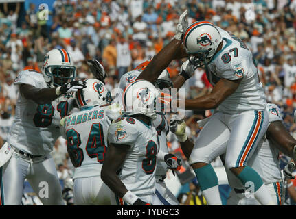 Infraction des Dolphins de Miami célèbre le receveur Chris Chambers touchdown catch contre les New England Patriots, le 13 novembre 2005 à Dolphins Stadium à Miami, FL. Le New England Patriots battre les dauphins de Miami 23-16. (Photo d'UPI/Susan Knowles) Banque D'Images