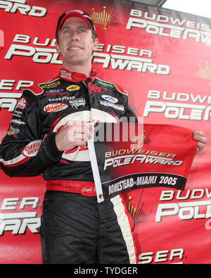 Le pilote de NASCAR Nextel Cup Carl Edwards célèbre remportant le prix pour le pôle des bourgeons plus rapide temps de qualification pour le Ford 400 à Homestead-Miami Speedway, le, à Homestead, Floride, le 19 novembre 2005. (Photo d'UPI/Martin Fried) Banque D'Images