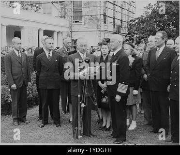 Photographie Du President Truman La Lecture De La Citation Pour La Medaille De L Amiral Chester Nimitz En Tant Que Secretaire De La Marine Photo Stock Alamy