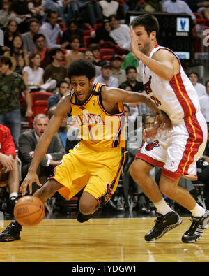 Atlanta Hawks Josh Childress batailles garde passé Miami Heats Jason Kapon en deuxième moitié, d'action à l'American Airlines Arena, à Miami, en Floride, le 20 décembre 2005. (Photo d'UPI/Michael Bush) Banque D'Images