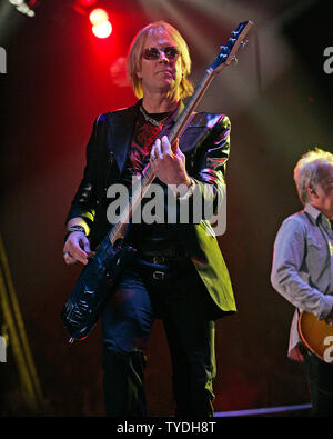 Tom Hamilton d'Aerosmith se produit en concert à la Bank Atlantic Center à Sunrise en Floride, le 19 janvier 2006. (Photo d'UPI/Michael Bush) Banque D'Images