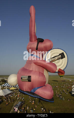 Le lapin Energizer hot air balloon, piloté par Glo, Kehoe de Albuquerque, N.M. plane au-dessus des spectateurs au cours de la deuxième journée de la 23e communauté Sunrise Balloon Race dans la région de Kendall, Fl. le 23 avril 2006. (Photo d'UPI/Marino-Bill Joe Cantrell) Banque D'Images