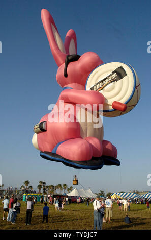 Le lapin Energizer hot air balloon piloté par Glo Kehoe de Albuquerque, N.M., plane au-dessus des spectateurs au Sunrise Community Balloon Race en Kendall, Fl. le 23 avril 2006 (Photo d'UPI/Marino-Bill Joe Cantrell) Banque D'Images