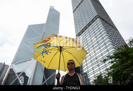 Un manifestant tient un parapluie jaune comme un symbole utilisé à l'égide mouvement, pendant la manifestation des militants.protester contre le projet de loi sur l'extradition s'est rallié aux différentes ambassades et consulats du pays de soulever la question avec le président chinois Xi Jinping, cette semaine, au sommet du G-20 au Japon. Banque D'Images