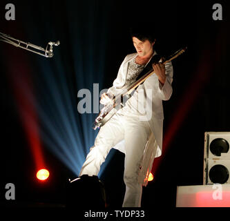 Matthew Bellamy de Muse se produit en concert à la Bank Atlantic Center dans la région de Sunrise, en Floride le 22 avril 2007. (Photo d'UPI/Michael Bush) Banque D'Images