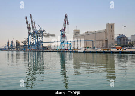 Vue générale du port d'Haïfa, et les silos à grains, Dagon, Haïfa, Israël Banque D'Images