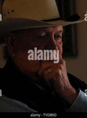 Billy Jack Barrett, Pine Valley Ranch Equestrian Center manager, vise une situation dans son bureau, le 3 novembre 2016, à l'US Air Force Academy Equestrian Center, Colorado Springs, Colorado Barrett, un ancien combattant de l'armée américaine, est un membre fondateur du centre de bien-être du guerrier blessé, qui aide les soldats blessés et leurs familles à faire face au stress de la vie militaire. Banque D'Images