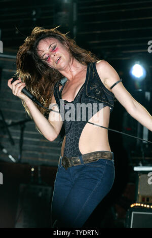 Motion picture comédienne et musicienne Juliette Lewis se produit en concert avec son groupe Juliette and the Licks à la Chambre de culture à Fort Lauderdale, en Floride, le 30 octobre 2007. (Photo d'UPI/Michael Bush) Banque D'Images