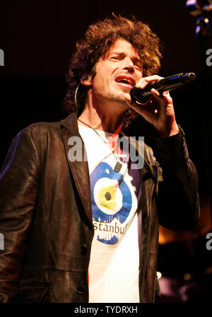 Chris Cornell, ancien chanteur de Soundgarden et Audioslave se produit en concert à Club Revolution, à Ft. Lauderdale en Floride le 3 novembre 2007. (Photo d'UPI/Michael Bush) Banque D'Images