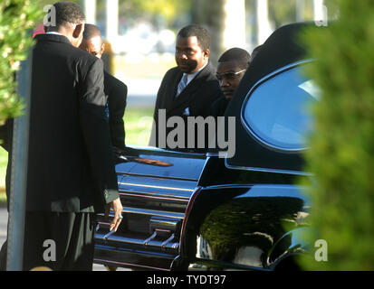 Le cercueil contenant les restes des Redskins de Washington' coffre Sean Taylor est retiré d'un corbillard en préparation de Taylor's Funeral Service à Pharmed Arena sur le campus de Florida International University à Miami, le 3 décembre 2007. Taylor est décédé le 27 novembre, un jour après avoir été abattu dans sa maison de Miami au cours d'une tentative de cambriolage. (UPI Photo/Kevin Dietsch) Banque D'Images