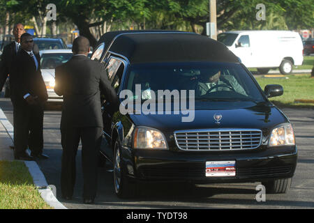 Un corbillard transportant le cercueil contenant les restes des Redskins de Washington' coffre Sean Taylor arrive à l'Arène Pharmed sur le campus de l'Université internationale de la Floride pour Taylor's Funeral Service à Miami le 3 décembre 2007. Taylor est décédé le 27 novembre, un jour après avoir été abattu dans sa maison de Miami au cours d'une tentative de cambriolage. (UPI Photo/Kevin Dietsch) Banque D'Images