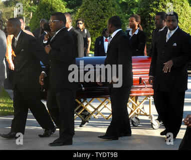 Le cercueil contenant les restes des Redskins de Washington' coffre Sean Taylor est pris en l'Arène Pharmed sur le campus de l'Université internationale de la Floride pour Taylor's Funeral Service à Miami le 3 décembre 2007. Taylor est décédé le 27 novembre, un jour après avoir été abattu dans sa maison de Miami au cours d'une tentative de cambriolage. (UPI Photo/Kevin Dietsch) Banque D'Images