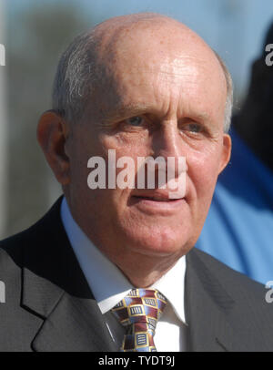 Larry Coker, entraîneur-chef de l'équipe de football de l'Université de Miami et ancien entraîneur de Sean Taylor, assiste à la cérémonie des Redskins de Washington" à la sécurité Sean Taylor Pharmed Arena sur le campus de Florida International University à Miami, le 3 décembre 2007. Taylor est décédé le 27 novembre après avoir été abattu dans sa maison de Miami au cours d'une tentative de cambriolage. (UPI Photo/Kevin Dietsch) Banque D'Images