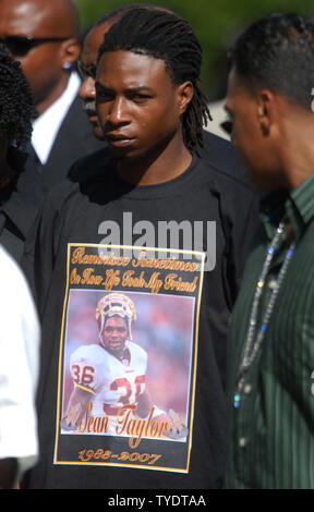 Une présence funéraire portant une chemise Sean Taylor attend en ligne pour saisir le service de sécurité des Redskins de Washington à Sean Taylor l'Arène Pharmed sur le campus de Florida International University à Miami, le 3 décembre 2007. Taylor est décédé le 27 novembre après avoir été abattu dans sa maison de Miami au cours d'une tentative de cambriolage. (UPI Photo/Kevin Dietsch) Banque D'Images