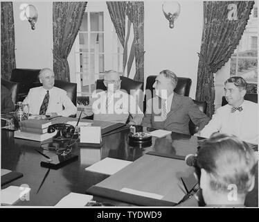 Photographie du président Truman avec plusieurs membres de son Cabinet à la maison blanche : (de gauche à droite) Le secrétaire d'État James F. Byrnes ; le président ; secrétaire du Conseil du Trésor ; Fred M. Vinson et Procureur Général Tom Clark. Banque D'Images