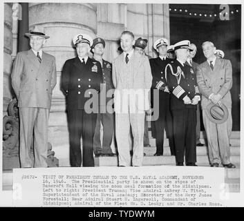 Photographie du président Truman's party sur les étapes de l'examen de la Bancroft Hall, repas de midi formation de l'aspirants : (de gauche à droite) Le Président Truman ; le Vice-amiral Aubrey Fitch, surintendant de l'Académie navale ; le général Wallace Graham, le médecin du Président ; Secrétaire de la Marine, James Forrestal, le Contre-amiral Stuart H. Ingersoll, Commandant de la flotte ; les aspirants de l'amiral William D. Leahy, et secrétaire de presse Charles Ross. Banque D'Images