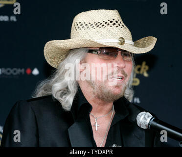 Chanteur, auteur-compositeur Barry Gibb lance un tournoi de poker de charité au Seminole Hard Rock Hotel and Casino à Hollywood, en Floride le 30 mai 2008. Les avantages Le tournoi de Miami Beach Health Foundation qui Gibb est co-président du conseil d'administration. (Photo d'UPI/Michael Bush) Banque D'Images