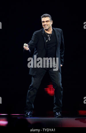 George Michael se produit en concert pendant ses 25 Live tour à l'BankAtlantic Center à Sunrise, en Floride le 3 août 2008. (Photo d'UPI/Michael Bush) Banque D'Images