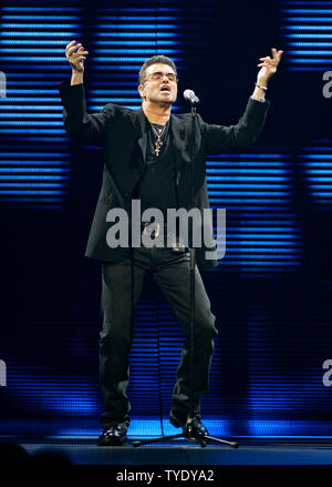 George Michael se produit en concert pendant ses 25 Live tour à l'BankAtlantic Center à Sunrise, en Floride le 3 août 2008. (Photo d'UPI/Michael Bush) Banque D'Images