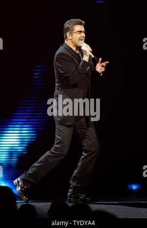 George Michael se produit en concert pendant ses 25 Live tour à l'BankAtlantic Center à Sunrise, en Floride le 3 août 2008. (Photo d'UPI/Michael Bush) Banque D'Images