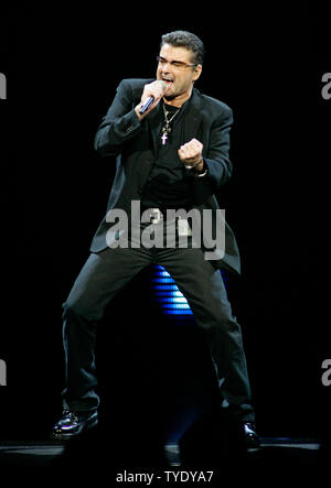 George Michael se produit en concert pendant ses 25 Live tour à l'BankAtlantic Center à Sunrise, en Floride le 3 août 2008. (Photo d'UPI/Michael Bush) Banque D'Images