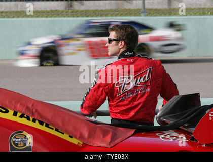 Kasey Kahne watches Dale Earnhardt Jr sont admissibles à partir de la pit road en attendant son tour pour se qualifier pour la Coupe Sprint Ford 400 à Homestead-Miami Speedway à Homestead, Floride le 14 novembre 2008. (Photo d'UPI/Martin Fried) Banque D'Images