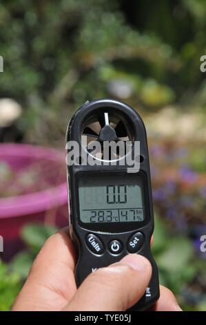 Station météo à main Anémomètre et thermomètre Banque D'Images