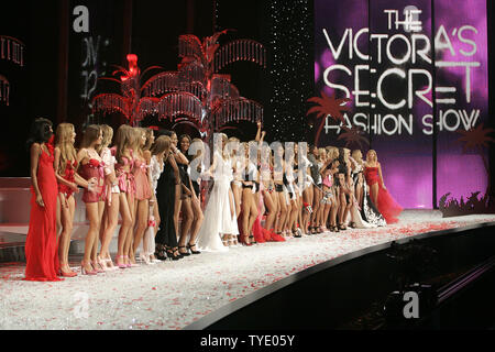 Les modèles de Victoria's Secret sur la piste pendant le 2008 Victoria's Secret Fashion Show à l'hôtel Fontainebleau à Miami Beach le 15 novembre 2008. (Photo d'UPI/Michael Bush) Banque D'Images