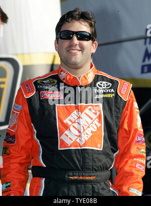 Tony Stewart est présenté à la foule avant le début de la Coupe Sprint Ford 400 à Homestead-Miami Speedway à Homestead, Floride le 16 novembre 2008. Ce sera la dernière course de Joe Gibbs Racing. (Photo d'UPI/Martin Fried) Banque D'Images