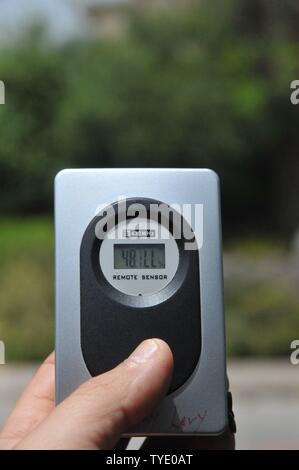 Station météo à main Anémomètre et thermomètre Banque D'Images