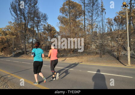 Deux woman jogging sur une route rurale Banque D'Images