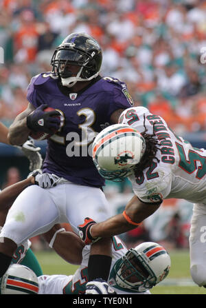 Baltimore Ravens running back Willis McGahee (23) rushes pour un gain et deux verges est abordé par le secondeur intérieur des Dolphins de Miami Channing Crowder (52) au cours de l'AFC Wild Card match à Miami, Floride le 4 janvier 2008. (Photo d'UPI/Susan Knowles) Banque D'Images