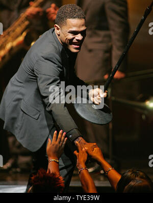 R & B singer Maxwell se produit en concert à l'American Airlines Arena de Miami, le 31 juillet 2009. (Photo d'UPI/Michael Bush) Banque D'Images