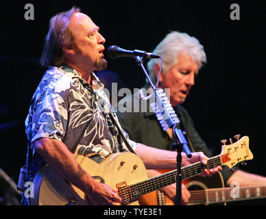 Stephen Stills (L) et Graham Nash avec Crosby, Stills and Nash produisent en concert au Seminole Hard Rock Hotel and Casino à Hollywood, en Floride le 20 août 2009. UPI/Michael Bush Banque D'Images