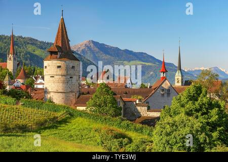 Vue sur la ville avec la tour et l'église des Capucins, vieille ville, Rigi à l'arrière, Zoug, canton de Zoug, Suisse Banque D'Images