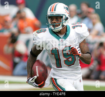 Miami Dolphins kick returner Ted Ginn Jr retourne ce punt dans la seconde moitié des mesures contre les New England Patriots au Landshark stadium de Miami le 6 décembre 2009. Les Dauphins défait les Patriots 22-21. UPI/Michael Bush Banque D'Images