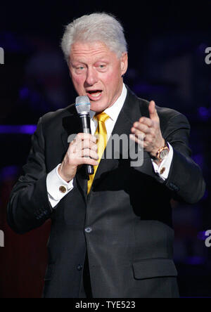 Le président Bill Clinton prend la parole à l'enregistrement nous-mêmes SOS Téléthon pour la reconstruction d'Haïti, à Miami, le 5 février 2010. UPI/Michael Bush Banque D'Images