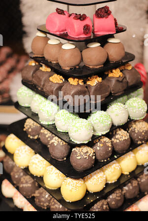 Mariage de luxe candy bar set de table. Tower ou pyramide et petits gâteaux sur la table dessert sucré Banque D'Images